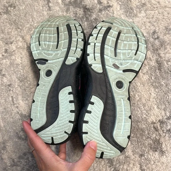 brooks sneakers - Picture 4 of 10